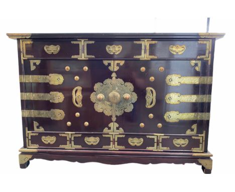 China beautiful piece of furniture around 1900.Region: CHINASizes: L=1650mm H=1080mm l=515mmWeight (K): 60kgState: at first g