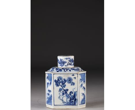 China tea pot blanc bleu with floral decoration 18th Kangxi brandRegion: CHINASizes: H=155mm L=120mmWeight (K): 0.650kgState: