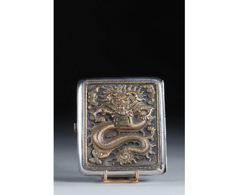 Cigarette box in silver and vermeil with dragon decoration. Nineteenth China.Region: CHINASizes: H=20mm L=95mm l=85mmWeight (