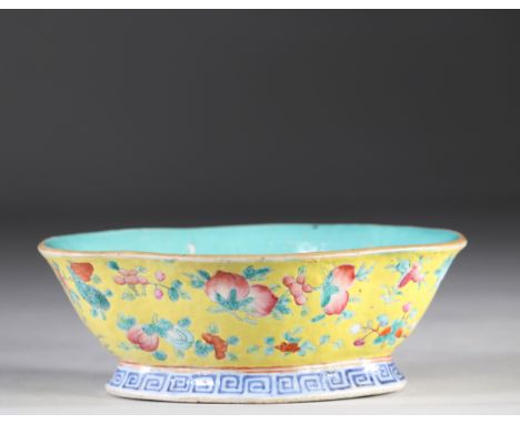 China famille rose bowl decorated with peaches on a yellow background 19th C.Region: CHINASizes: H=70mm L=190mm l=150mmWeight