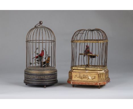 Mechanical songbird cage (set of 2)Sizes: Ronde H=275mm D=160mm Rectangle H=250mm L=160mm l=140mmWeight (K): 2.340kgState: Af