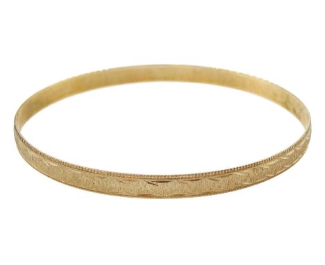 9ct gold bangle, with engraved decoration, hallmarkedCondition Report:Approx 7.75gm, inner circumference = 20cm, good conditi