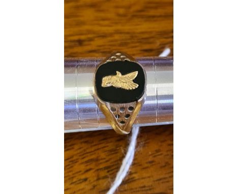 9ct gold gentleman's signet ring with mounted Eagle, UK size R.