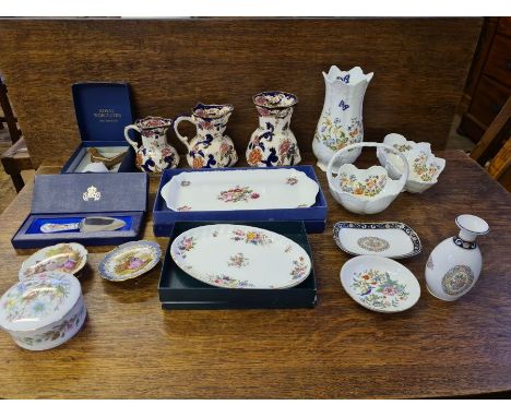 Cased Royal Worcester pie riser, boxed Coalport and Minton trays, Masons Mandalay jugs and Aynsley Cottage Garden decorative 