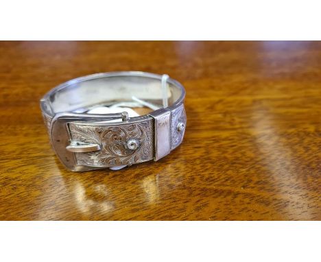 Chester silver belt buckle gate bracelet with chased decoration, 27g.  Circa 1948.