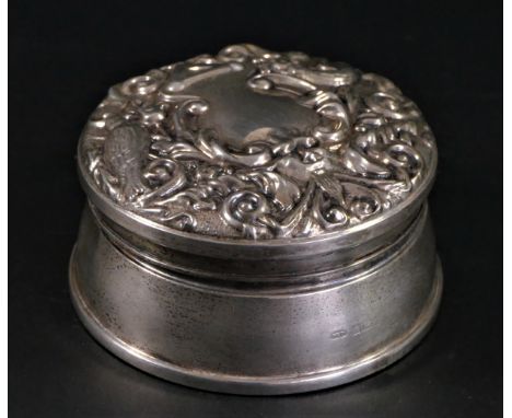 An embossed silver trinket box, Birmingham 1957, with hinged lid, diameter 8.5cm 