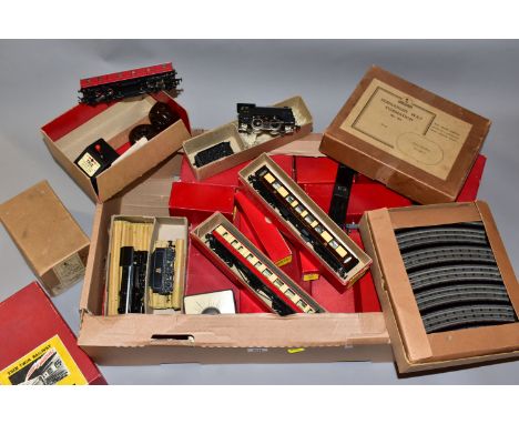 A COLLECTION OF BOXED AND UNBOXED TRIX TWIN MODEL RAILWAY ITEMS, to include boxed Hunt class locomotive and tender 'Pytchley'