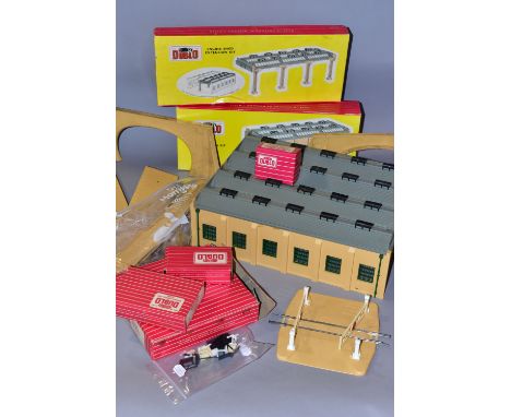 A QUANTITY OF BOXED AND UNBOXED HORNBY DUBLO LINESIDE BUILDINGS AND ACCESSORIES, majority are from the later plastic range an