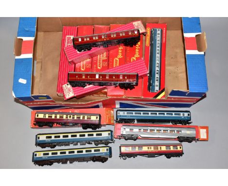 A QUANTITY OF BOXED AND UNBOXED OO GAUGE COACHING STOCK, to include Hornby Dublo Super Detail B.R. MK1 stock, Tri-ang includi
