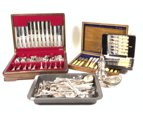 A QUANTITY OF MOSTLY MODERN SILVER PLATED WARES INCLUDING CASED FLATWARE AND SUNDRY (QTY)