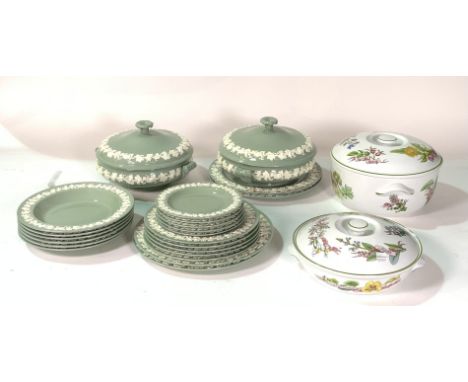 A WEDGWOOD PART DINNER SERVICE AND ROYAL WORCESTER CERAMICS INCLUDING A TUREEN AND COVERS