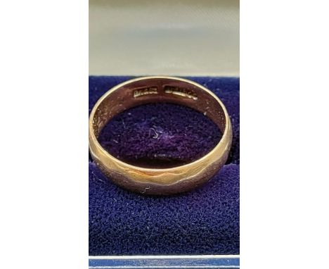 9ct yellow gold wedding band. [Ring size T] [3.30Grams] 