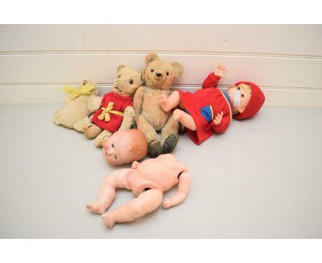 MIXED LOT VINTAGE TOYS TO INCLUDE AN ARMAND MARSEILLE DOLL (A/F), A FURTHER CELLULOID DOLL, TWO EARLY VINTAGE TEDDY BEARS AND