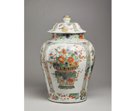 A large famille verte porcelain potiche and cover China, Qing dynasty, Kangxi period, 18th century  Restored. Cm 40,00 x 59,0