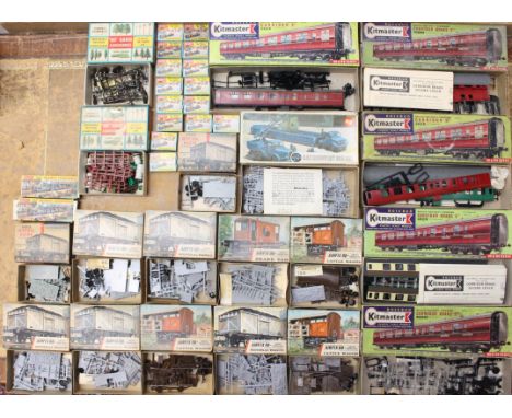 Kits: A collection of assorted model railway kits to include: Kitmaster, Airfix and Merit, including coaches, rolling stock a