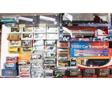 Diecast: A collection of assorted boxed and unboxed modern diecast vehicles to include: Exclusive First Edition (EFE), Dinky 