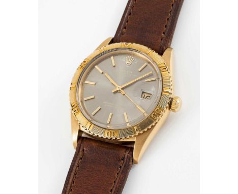 A GENTLEMAN'S 18K SOLID YELLOW GOLD ROLEX OYSTER PERPETUAL DATEJUST TURNOGRAPH WRIST WATCHCIRCA 1972, REF. 1625/8 WITH GREY S