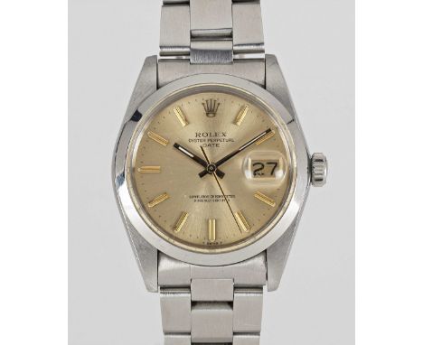 A GENTLEMAN'S SIZE STAINLESS STEEL ROLEX OYSTER PERPETUAL DATE BRACELET WATCHCIRCA 1976, REF. 1500 WITH CHAMPAGNE DIAL, ACCOM