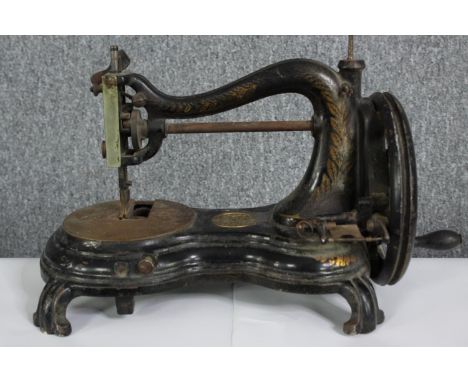 A rare Jones Hand Magic sewing machine. Circa 1890. H.25 W.38 D.20 cm. 