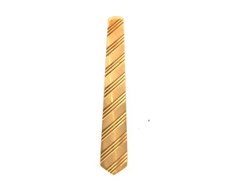 An 18ct gold decorated tie clip in the form of a gentleman's tie with a textured engraved finish, hallmarked for Birmingham 1