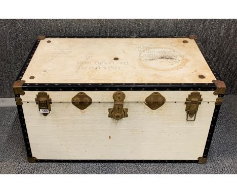 A vintage luggage trunk 92 x 49 x 51cm.