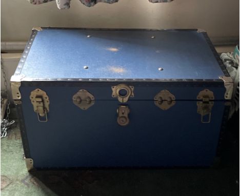 A vintage travelling trunk, 91 x 51 x 51cm.