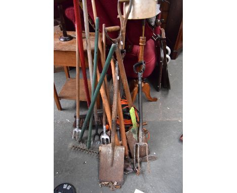 A quantity of garden tools including a hedge trimmer