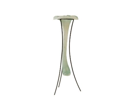 Große Glas Vase in Dekostaender in Form einer Bluete, nach unten geschwungener Korpus, Glas Hell Gruen verlaufend , Staender 