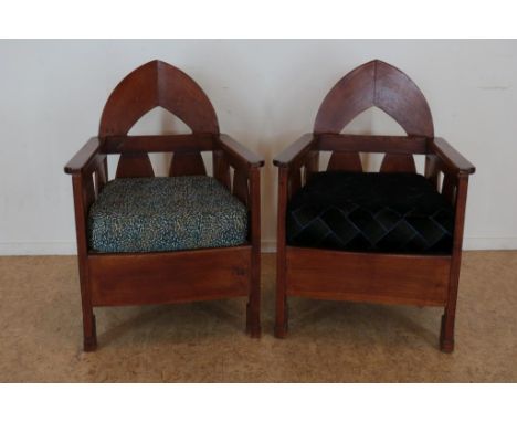 Stel eiken Art Deco armstoelen met diverse stoffen kussens.