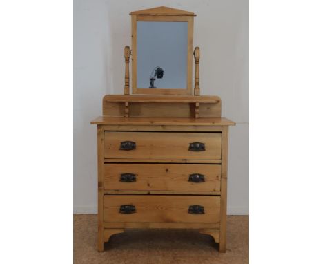 Grenenhouten toilet commode met spiegel opstand en 3 laden, h.  154, br. 86, d. 42 cm.