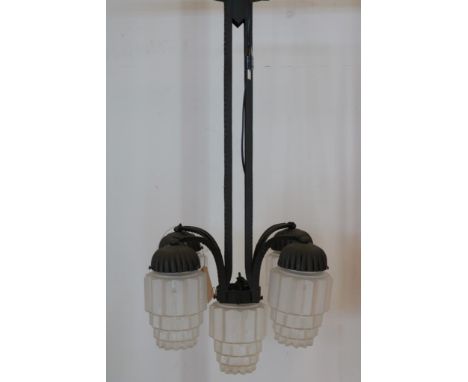 Smeedijzeren Art Deco 5 lichts hanglamp met deels gesatineerde  glazen kappen, h. 80 cm.