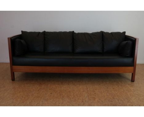 Kersenhouten Art Deco-stijl Schuitema 4 persoonsbank met zwart  rundleer bekleed en losse kussens, h. 80, br. 225, d. 88 cm. 