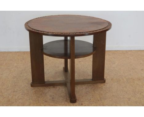 Eiken Art Deco bijzettafel met gestoken tekst in bladrand: uit  dankbaarheid van de A'damse R.K. Jongere werkloze 30-11-34 aa