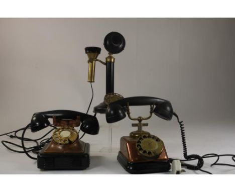 Lot van 3 deels bakelieten telefoons met draaischijf, 1x met  losse hoorn en 1x stick telefoon, 20e eeuw.