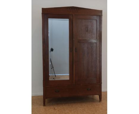 Eiken Art Deco linnenkast met een paneeldeur en  spiegeldeur en  een lade, ca. 1920, h. 210, br. 132, d. 56 cm.
