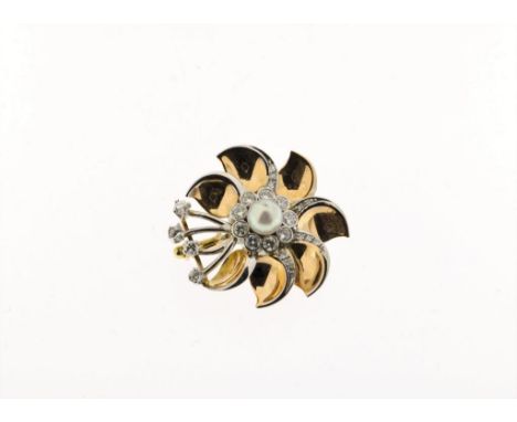 Rose and white gold flower shaped brooch, set with brilliant cut  diamonds and a cultivated pearl, 585/000, gross w. 6.1 gr.,
