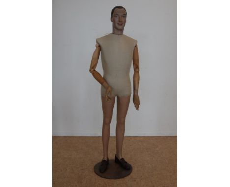 Deels stoffen heren mannequin met gipsen hoofd, handen en benen  en beweegbare houten armen, Frankrijk ca. 1930, h. 180 cm.  