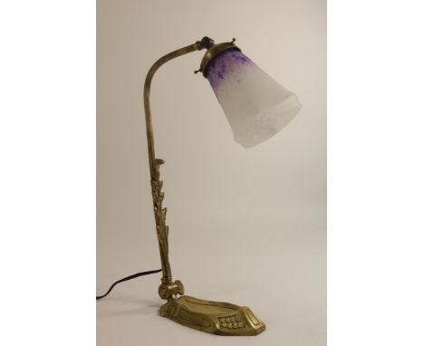 Koperen Art Nouveau tafellampje met rood/blauw pate de verre  glaskaje, h. 43 cm.