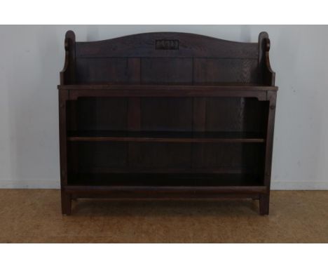 Eiken Art Nouveau boekenkast met gestoken opstand en 2 vakken, h.  110, br. 128, d. 30 cm.