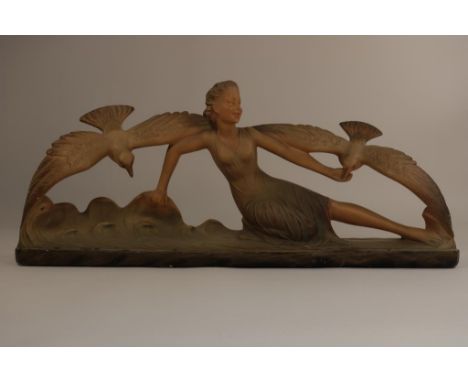 Gipsen Art Deco tafelstuk met dame met vogels, gemerkt  Arnova 296 , h. 32, br. 78, d. 15 cm. (schilfers)