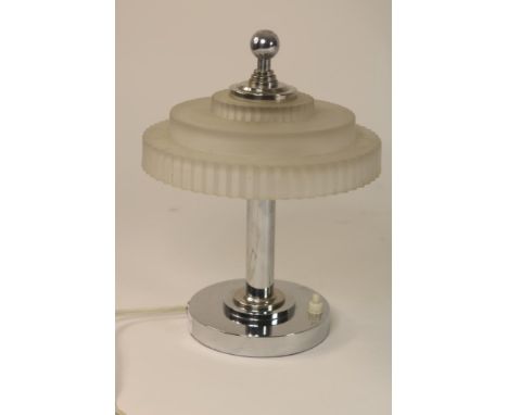 Verchroomde Art Deco tafellampje met gesatineerd glazen kap, h.  27 cm.