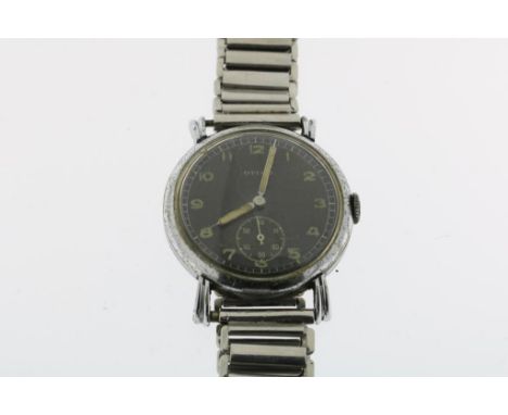 Steel Otimo, vintage military watch, ca. 1940, manual winding,  black dial, seconds sub-dial and steel strap. Movement in wor