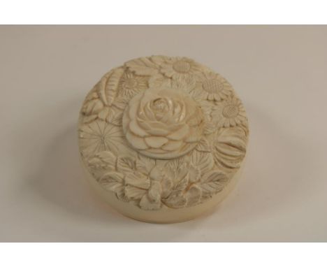 Carved ivory round lidded box with flowers, France, dieppe ca.  1840, h. 4, diam. 6.5 cm.  The item comes with a certificate 