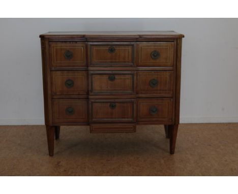 Noten Louis XVI commode met 3 breakfront laden ingelegd met  koperen bies, ca. 1800, h. 91, br. 103, d. 46 cm. (divers  inleg
