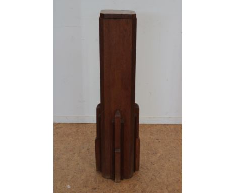 Eiken Art Deco piëdestal, ca. 1920, h. 95, br. 20, d. 20 cm.