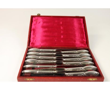 Twelve silver plated Art Nouveau knives with steel blades, model  Cocoa, mm Adolphe Boulenger, Paris, length 26 cm. In red or