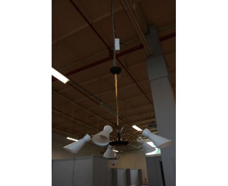 Geelkoperen vintage 5 lichts hanglamp met opaline glaskappen.