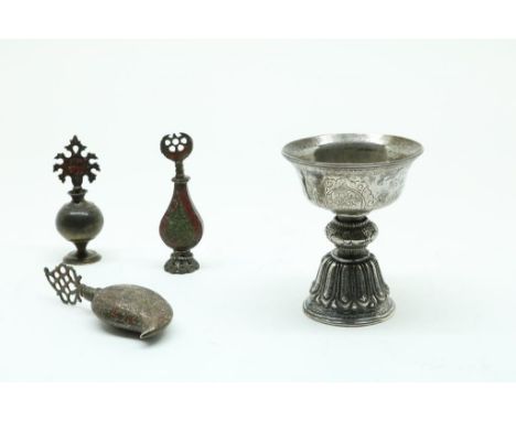 Silver butter lamp, Tibetean, 18th/19th century, gross w 105 gr.,  heigth ca. 8.5 cm. Together with 3 snuffbottles.Zilveren b