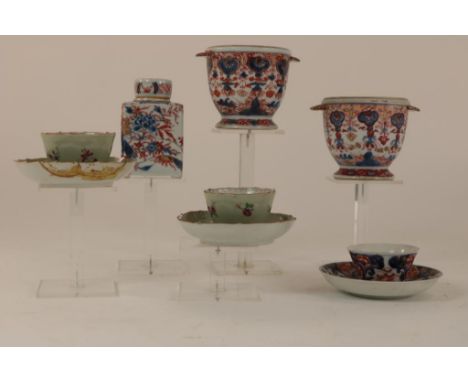 Lot of a porcelain teacaddy, 2 vases and 3 cup and saucers, China  18th century (defect)Lot van porseleinen theebus met Imari