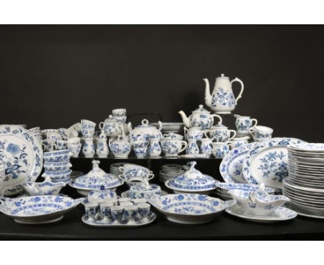 Porcelain swiebelmuster service, among which plates, cups,  saucers, div. markedZeer uitgebreid porseleinen swiebelmuster ser
